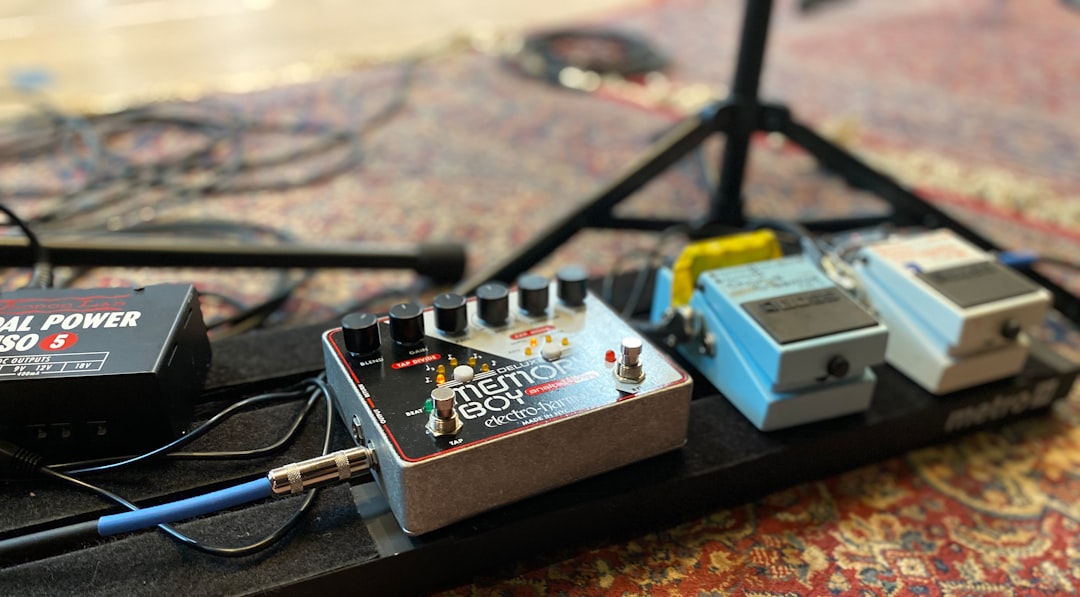 several pedals and pedals sitting on top of a rug
